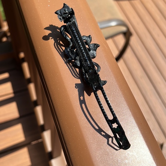 Worn to special event once gorgeous crystal hair clip. Flower and ribbon design - Picture 5 of 9